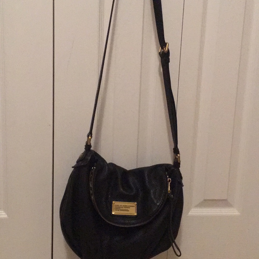 Pebbled leather , gold tone. Shoulder / crossbody